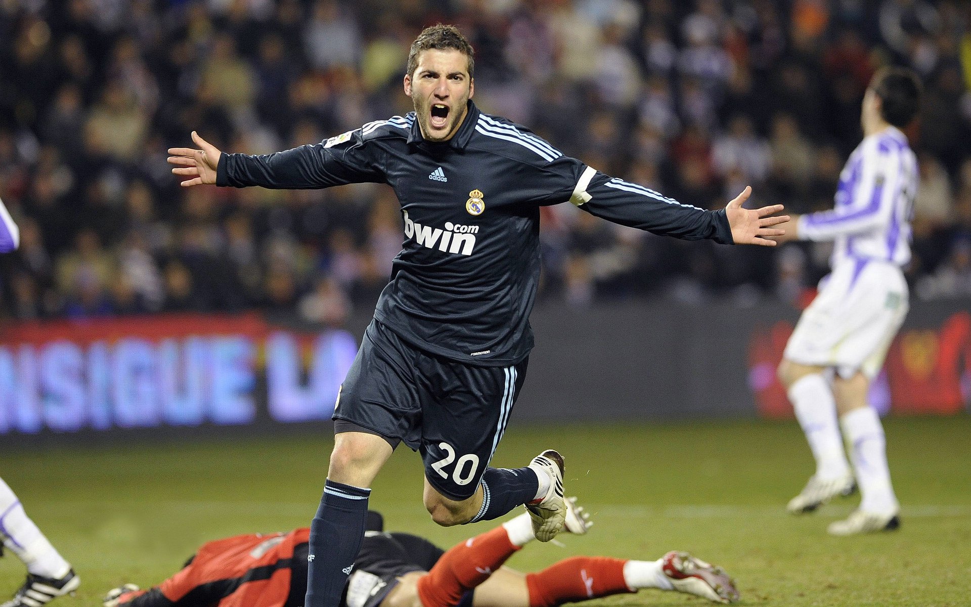 马赛主场强势连续制造破门机会，马赛首发